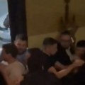 (Video) Masovna tuča krenula u restoranu dok je išla pesma Halida Bešlića, opšta makljaža nastavljena i ispred ugostiteljskog…