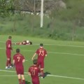 Da li ste ikada videli ovakav pogodak?! Možda i najneverovatniji gol svih vremena viđen je ovog vikenda u komšiluku!