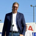 (Foto) Vučić u poseti Raškom okrugu: Država daje dva miliona evra za obnovu starog mosta u Kraljevu