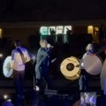 Грунуло на Ташмајдану: Кеба концерт отворио спектакуларно уз овај хит, 30 свирача на бини, публика на ногама
