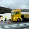 Šleper sleteo sa auto-puta! Još jedna nesreća na srpskim putevima, grdosiju pokušavaju da izvuku iz jarka (video)