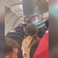 Drama na letu: Pijani muškarac tukao sve redom u avionu: Sve je gledala izbezumljena devojčica - haos nastao zbog jedne…