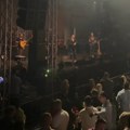 Pejović prekinuo koncert i pozvao devojku na scenu: "Vidi, ruke se tresu" (video)