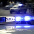 Drama u Beogradu: Muškarac preti da će skočiti, policija razvukla "jastuk", vatrogasci razvaljuju vrata