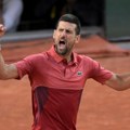 Novak na štakama: „Operacija je dobro prošla“ /foto/