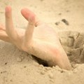 Horor na plaži: Tinejdžerku progutao pesak, spasioci kopali rukama i lopatama da je izvuku na površinu