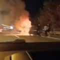 Buktinja "progutala" vozilo: Zapalio se automobil na Zrenjaninskom putu (video)