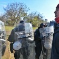 VIDEO Miketić objavio snimak sa Starog savskog mosta: „200 pripadnika policije rasteralo aktiviste i pregazilo šator“