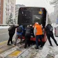 Hit video iz zimskog kolapsa u Požeškoj: Autobus zaglavljen u snegu, putnici izlaze i uzimaju stvar u svoje ruke