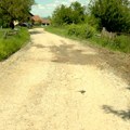 "Pre će čovek da umre, nego da dođe do doktora": Meštani Lopatanja sami krpe rupe na seoskom putu