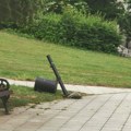 Polomljene klupe i iščupane kante na keju [FOTO]