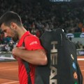 Novak ovo nikada nije doživeo! Scena koju će zauvek pamtiti! Bio je slomljen zbog poraza, ali jedna stvar vratila je osmeh na…