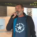 „Đe si pošao, bruko majčina“: Dragan Jovanović napisao pesmu svim tiranima i pročitao je na skupu u Užicu