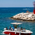Turisti UPOZORAVAJU: Pazite se, ovde su ležaljke 16 evra, kugla sladoleda i do 3,70 - a tek cipele za vodu...