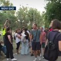 Građani se i večeras okupljaju ispred zgrade Filozofskog fakulteta u Novom Sadu