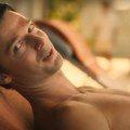 Gledali mu "ponos" u seriji Beli lotos, a sad mu merkaju ženu: Švarcenegerov sin oženio Viktorijinog anđela (Video)