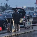 "Svi se drogiraju sem mene": Poznati na aerodromu: Pevač se krije od kamera, a njega je sačekala atraktivna plavuša