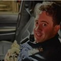 Policajac spasio mače zaglavljeno ispod kamiona: Nakon što je životinja bila na bezbednom, usledio je prelep gest