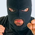 Uhapšen novosadski razbojnik: Maskiran fantomkom i lažnim pištoljem oteo novac iz prodavnice!