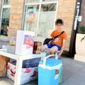 Nikola (9) iz Čačka na velikoj vrućini prodaje limunadu: Sav novac skuplja za lečenje sestre Helene