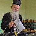 Mitropolit raško-prizrenski Teodosije glasao u Gračanici VIDEO