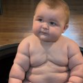 Ne staje u kolica, ne može u hranilicu! Beba od 8 meseci i 15 kg zbunila lekare, majka brutalno iskrena: "Ljudi me pitaju kako…