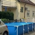Baka napunila bazen nasred ulice za unuke, odmah počele da joj stižu pretnje, intervenisala policija: "Nek na duši imaju troje…