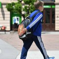 „Ministri i premijer da nose na leđima ranac prosečnog osnovca“: Đačka torba sve teža, uprkos upozorenjima struke