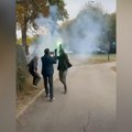 [VIDEO] Maskirani muškarci štanglama i bakljama napali mladiće ispred biračkog mesta u Pančevu