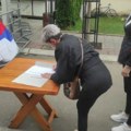 Srbi se okupljaju ispred opštine u Zvečanu: Prisutan i Kfor