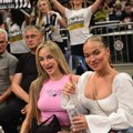 Teodora iz prvih redova bodrila Partizan! Napucala dekolte, a na glavi frizura devojčice i zaljubljeni osmeh