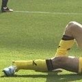 Jeziva povreda u Premijer ligi: Igraču pukla noga, prekid trajao više od 10 minuta