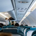 Putnik demolirao toalet u avionu, pa stjuarta udario pesnicom u lice: Žena snimila dramu na letu za London