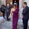 (Видео) Камера забележила урнебесан тренутак: Сара Јо била кума на свадби, а сви коментаришу оно што је урадила пред излазак…