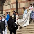 Draganu kosjerinu na tajnom venčanju čuvala ova fatalna crnka: Svi bruje o devojci u plavom sakou koja je obezbeđenje: Novi…