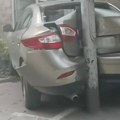 Automobil sleteo sa puta i udario u parkirano vozilo, povređena jedna osoba (video)