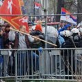 Štapom na policajca! Incident ispred Narodne Skupštine - napad blokadera (foto)