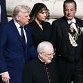 (Video) Tramp i Melanija u Vatikanu na sahrani pape Franje! Svi gledaju u prvu damu Amerike zbog jednog detalja