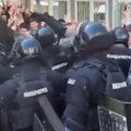 Susret dva lica Srbije u Nišu: Žandarmerija čuva ljude u crnom i kačketima, veterani stoje uz studente (video)