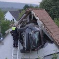 Automobil u Nemačkoj poleteo i pao na krov štale