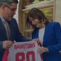 Ovo je hit: Ministar iz Vlade Srbije poklonio Austrijskoj "koleginici" dres Arnautovića iz Crvene zvezde