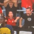 Majmunski krici u 1. kolu u Belgiji, a dete kopira „uzora“…