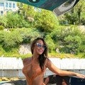 Skinula se dačićeva bivša snajka: Milica na jahti u kupaćem sa prorezima, muškarcima pale vilice od prizora (Foto)