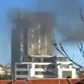 Stravičan požar na Zvezdari Vatra bukti u soliteru, na licu mesta veliki broj vatrogasaca (video)