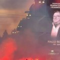 Upaljene baklje u masi, sin Halida Bešlića na kraju izašao na scenu: Sa decom se obratio okupljenim građanima
