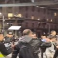 VIDEO: Vučićeve pristalice napadaju Šarovića