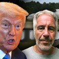 "Ne vidim šta je sporno" Tramp progovorio o šokantnim slikama Epstajna na kojima je i on: "Ja o tome ne znam ništa"