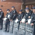 Drama u Novom Sadu: Studenti pokušali da blokiraju Filozofski fakultet, policija intervenisala