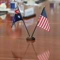 Kakav gaf: Kralj Čarls u Vašingtonu dočekan uz australijske zastave