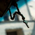 Držite krst na retrovizoru? Mnogi vernici prave veliku grešku, a evo šta o tome kaže Crkva